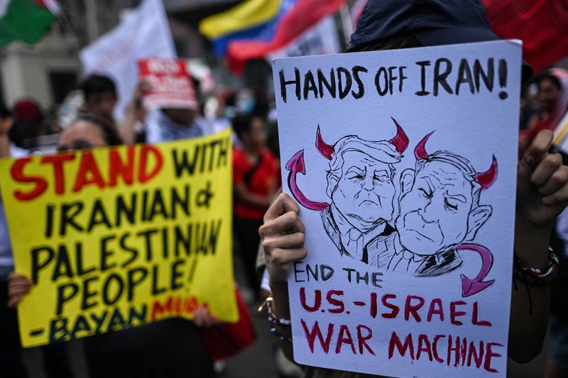 Para pengunjuk rasa membakar bendera AS selama demonstrasi menentang serangan AS-Israel terhadap Iran, di tengah konflik dengan Iran, di dekat Kedutaan Besar AS di Manila, Filipina, 3 Maret 2026. (REUTERS/Noel Celis)