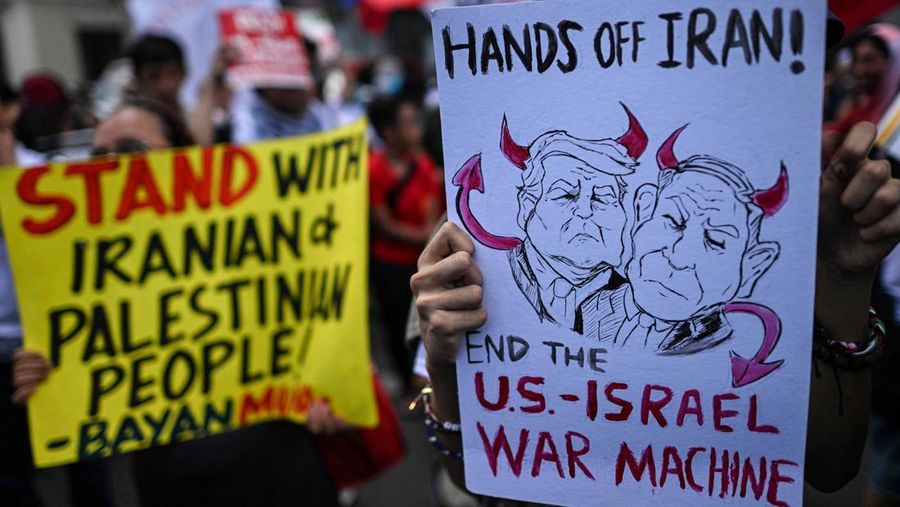 Para pengunjuk rasa membakar bendera AS selama demonstrasi menentang serangan AS-Israel terhadap Iran, di tengah konflik dengan Iran, di dekat Kedutaan Besar AS di Manila, Filipina, 3 Maret 2026. (REUTERS/Noel Celis)