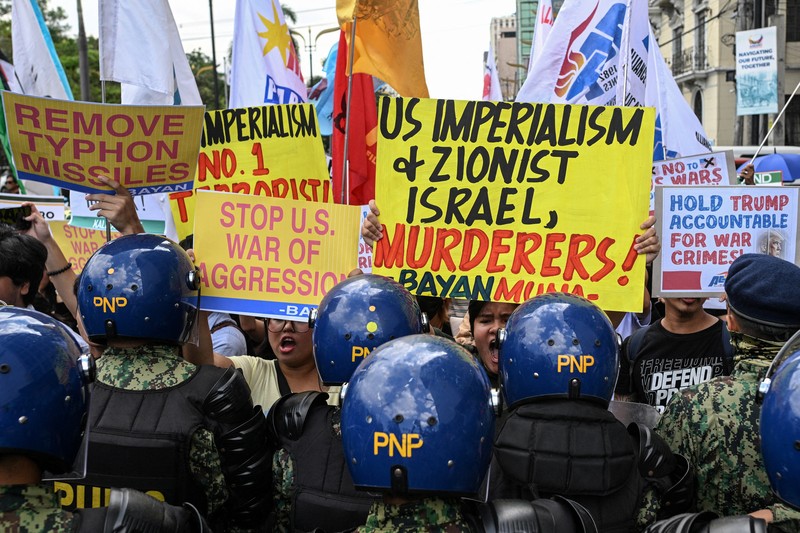 Para pengunjuk rasa membakar bendera AS selama demonstrasi menentang serangan AS-Israel terhadap Iran, di tengah konflik dengan Iran, di dekat Kedutaan Besar AS di Manila, Filipina, 3 Maret 2026. (REUTERS/Noel Celis)