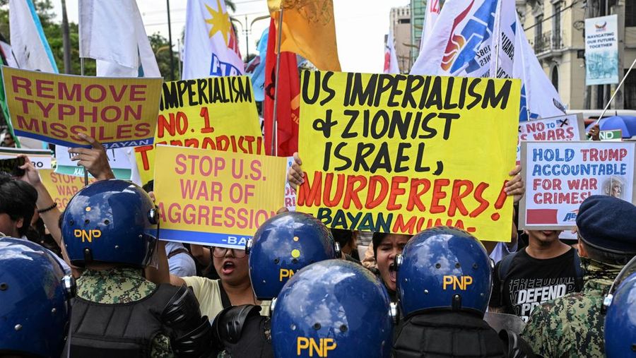 Para pengunjuk rasa membakar bendera AS selama demonstrasi menentang serangan AS-Israel terhadap Iran, di tengah konflik dengan Iran, di dekat Kedutaan Besar AS di Manila, Filipina, 3 Maret 2026. (REUTERS/Noel Celis)