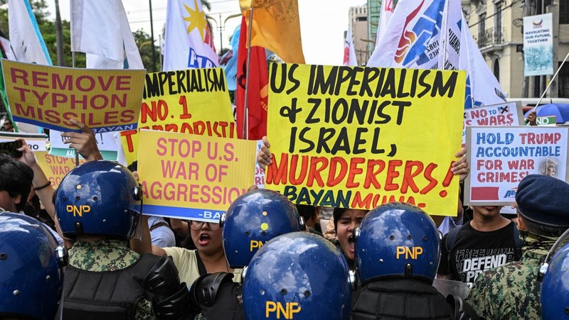 Para pengunjuk rasa membakar bendera AS selama demonstrasi menentang serangan AS-Israel terhadap Iran, di tengah konflik dengan Iran, di dekat Kedutaan Besar AS di Manila, Filipina, 3 Maret 2026. (REUTERS/Noel Celis)