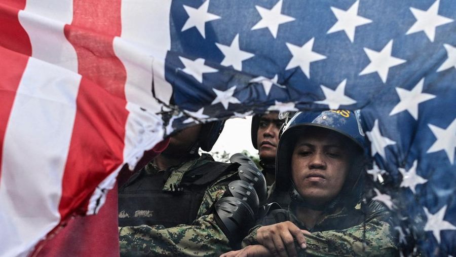Para pengunjuk rasa membakar bendera AS selama demonstrasi menentang serangan AS-Israel terhadap Iran, di tengah konflik dengan Iran, di dekat Kedutaan Besar AS di Manila, Filipina, 3 Maret 2026. (REUTERS/Noel Celis)