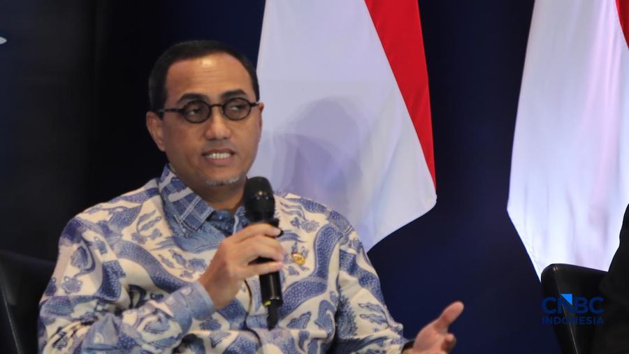 Pjs Kepala Eksekutif Pengawas Pasar Modal, Keuangan Derivatif, dan Bursa Karbon OJK, Hasan Fawzi menyampaikan pemaparan dalam acara Market Outlook 2026 di Bursa Efek Indonesia, Jakarta, Selasa (3/3/2026). (CNBC Indonesia/Faisal Rahman)