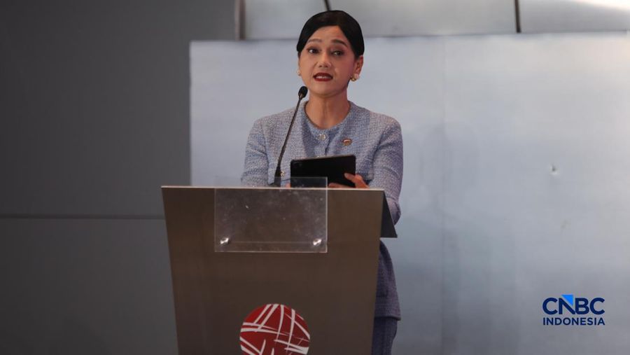 Pjs Ketua Dewan Komisioner OJK, Friderica Widyasari Dewi menyampaikan sambutan dalam acara Market Outlook 2026 di Bursa Efek Indonesia, Jakarta, Selasa (3/3/2026). (CNBC Indonesia/Faisal Rahman)