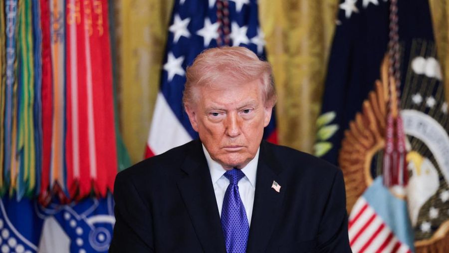 Presiden AS Donald Trump menghadiri upacara penganugerahan Medali Kehormatan di Gedung Putih di Washington, D.C., AS, 2 Maret 2026. (REUTERS/Jonathan Ernst)