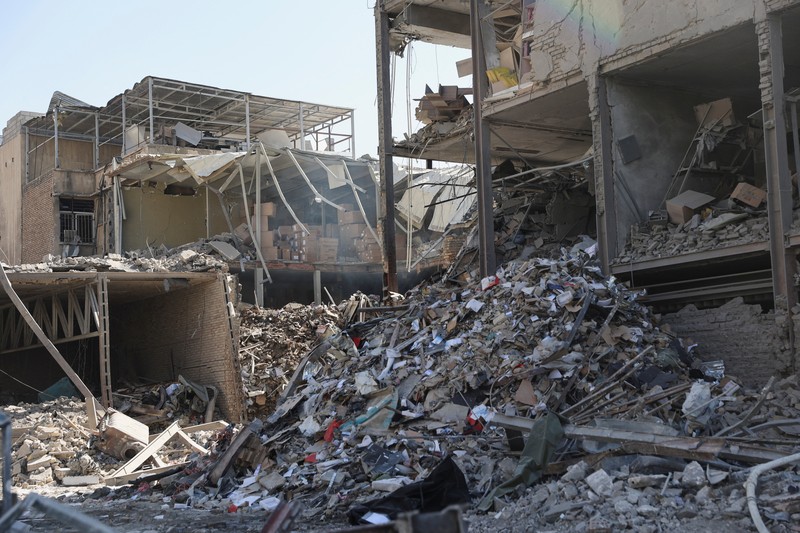 Sebuah kantor polisi di Teheran hampir hancur total akibat serangan udara yang mengguncang ibu kota Iran pada Senin (2/3). Bangunan tersebut luluh lantak, dengan puing-puing berserakan di jalan-jalan sekitar lokasi kejadian. (Tangkapan Layar Video Reuters/WANA)