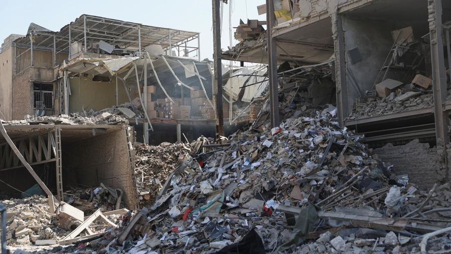 Sebuah kantor polisi di Teheran hampir hancur total akibat serangan udara yang mengguncang ibu kota Iran pada Senin (2/3). Bangunan tersebut luluh lantak, dengan puing-puing berserakan di jalan-jalan sekitar lokasi kejadian. (Tangkapan Layar Video Reuters/WANA)