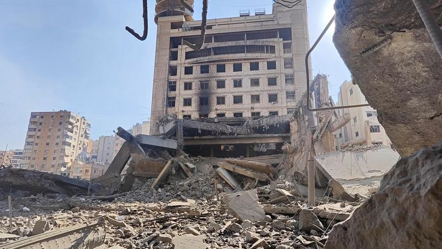 Asap mengepul setelah serangan Israel di pinggiran selatan Beirut, menyusul eskalasi antara Hizbullah dan Israel di tengah konflik AS-Israel dengan Iran, Lebanon, 3 Maret 2026. (REUTERS/Khalil Ashawi)