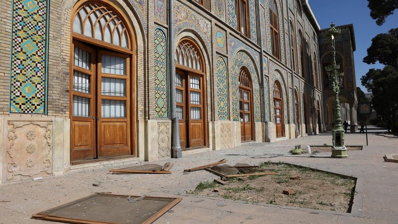 Puing-puing di monumen bersejarah Istana Golestan setelah rusak akibat serangan Israel dan AS, di tengah konflik AS-Israel dengan Iran, di Teheran, Iran, 3 Maret 2026. (Majid Asgaripour/WANA (West Asia News Agency) via REUTERS)