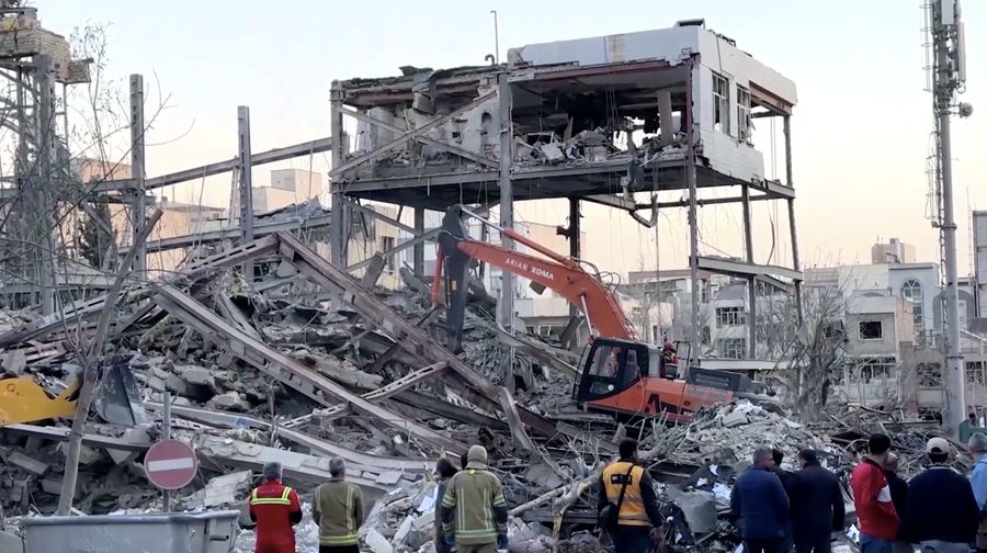 Sebuah kantor polisi di Teheran hampir hancur total akibat serangan udara yang mengguncang ibu kota Iran pada Senin (2/3). Bangunan tersebut luluh lantak, dengan puing-puing berserakan di jalan-jalan sekitar lokasi kejadian. (Tangkapan Layar Video Reuters/WANA)
