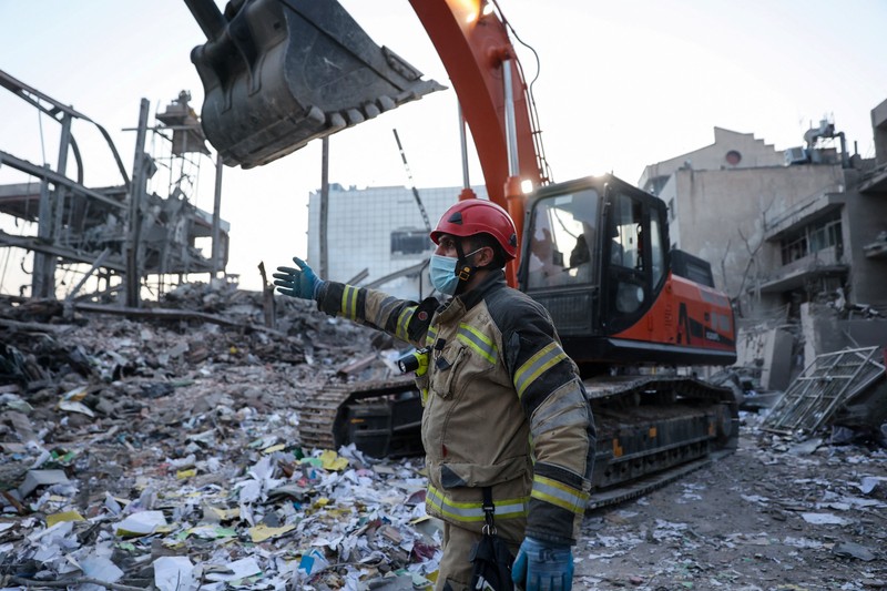 Sebuah kantor polisi di Teheran hampir hancur total akibat serangan udara yang mengguncang ibu kota Iran pada Senin (2/3). Bangunan tersebut luluh lantak, dengan puing-puing berserakan di jalan-jalan sekitar lokasi kejadian. (Tangkapan Layar Video Reuters/WANA)