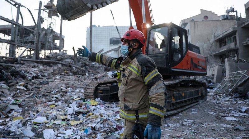 Sebuah kantor polisi di Teheran hampir hancur total akibat serangan udara yang mengguncang ibu kota Iran pada Senin (2/3). Bangunan tersebut luluh lantak, dengan puing-puing berserakan di jalan-jalan sekitar lokasi kejadian. (Tangkapan Layar Video Reuters/WANA)