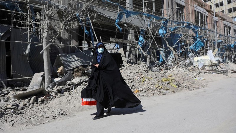 Sebuah kantor polisi di Teheran hampir hancur total akibat serangan udara yang mengguncang ibu kota Iran pada Senin (2/3). Bangunan tersebut luluh lantak, dengan puing-puing berserakan di jalan-jalan sekitar lokasi kejadian. (Tangkapan Layar Video Reuters/WANA)