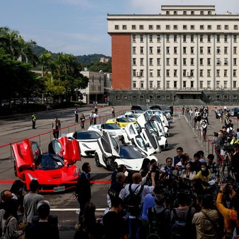 Pamer Harta Raja Scam Dunia, 33 Mobil Mewah Berderet