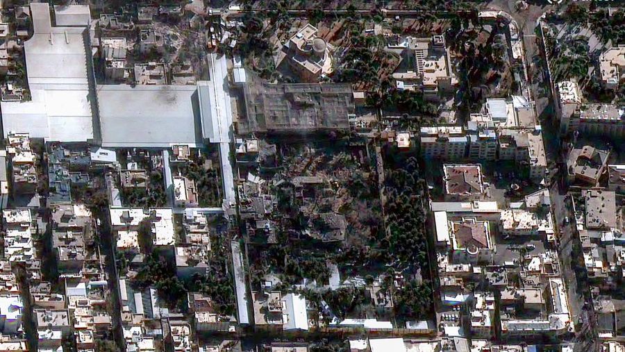 Citra satelit dari kompleks kediaman yang hancur milik Pemimpin Tertinggi Ayatollah Ali Khamenei di Teheran, Iran, 1 Maret 2026. (Vantor/Handout via REUTERS)