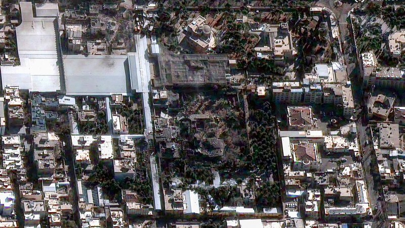 Citra satelit dari kompleks kediaman yang hancur milik Pemimpin Tertinggi Ayatollah Ali Khamenei di Teheran, Iran, 1 Maret 2026. (Vantor/Handout via REUTERS)