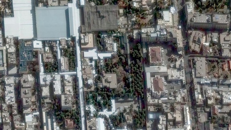 Citra satelit dari kompleks kediaman yang hancur milik Pemimpin Tertinggi Ayatollah Ali Khamenei di Teheran, Iran, 1 Maret 2026. (Vantor/Handout via REUTERS)