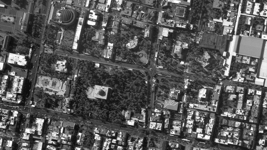 Citra satelit dari kompleks kediaman yang hancur milik Pemimpin Tertinggi Ayatollah Ali Khamenei di Teheran, Iran, 1 Maret 2026. (Vantor/Handout via REUTERS)