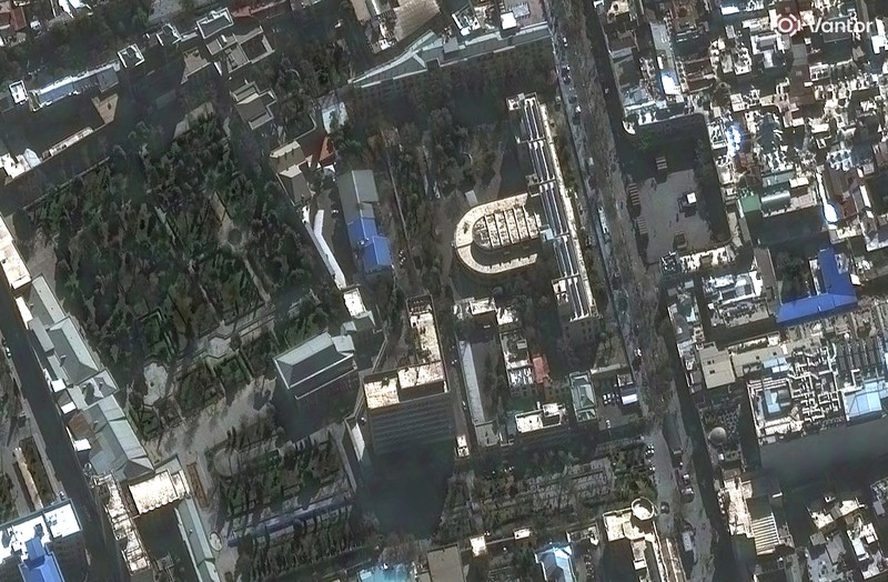 Citra satelit dari kompleks kediaman yang hancur milik Pemimpin Tertinggi Ayatollah Ali Khamenei di Teheran, Iran, 1 Maret 2026. (Vantor/Handout via REUTERS)