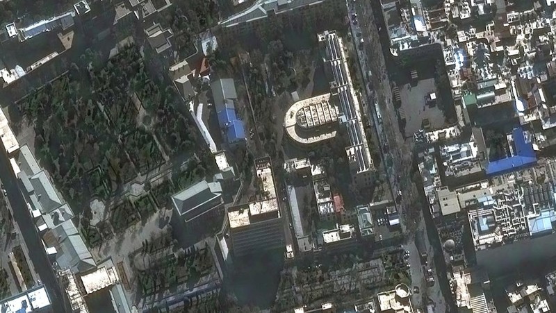 Citra satelit dari kompleks kediaman yang hancur milik Pemimpin Tertinggi Ayatollah Ali Khamenei di Teheran, Iran, 1 Maret 2026. (Vantor/Handout via REUTERS)