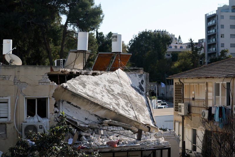 Roket-roket diluncurkan dari Lebanon menuju Israel seperti yang terlihat dari sisi perbatasan Israel dengan Lebanon, menyusul eskalasi antara Hizbullah dan Israel di tengah konflik AS-Israel dengan Iran, 3 Maret 2026. (REUTERS/Gil Eliyahu)