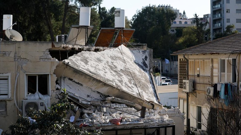 Roket-roket diluncurkan dari Lebanon menuju Israel seperti yang terlihat dari sisi perbatasan Israel dengan Lebanon, menyusul eskalasi antara Hizbullah dan Israel di tengah konflik AS-Israel dengan Iran, 3 Maret 2026. (REUTERS/Gil Eliyahu)
