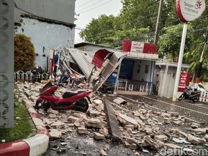 Hujan-Angin Kencang Terjang Kota Sidoarjo, Pohon dan Tembok Roboh