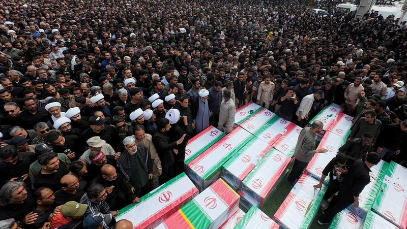 pemakaman para korban setelah serangan Israel terhadap sebuah sekolah, di tengah konflik AS-Israel dengan Iran, di Minab, Iran, 3 Maret 2026. Amirhossein Khorgooei/ISNA/WANA (West Asia News Agency) via REUTERS)