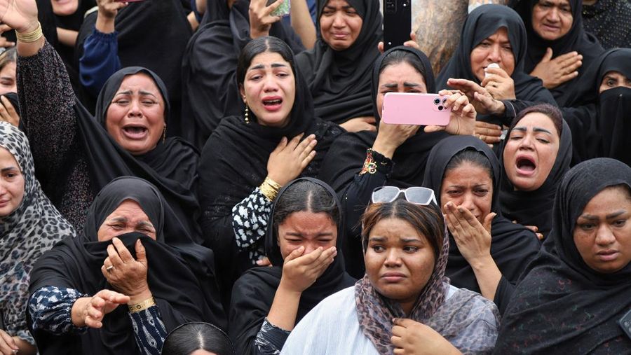 pemakaman para korban setelah serangan Israel terhadap sebuah sekolah, di tengah konflik AS-Israel dengan Iran, di Minab, Iran, 3 Maret 2026. Amirhossein Khorgooei/ISNA/WANA (West Asia News Agency) via REUTERS)