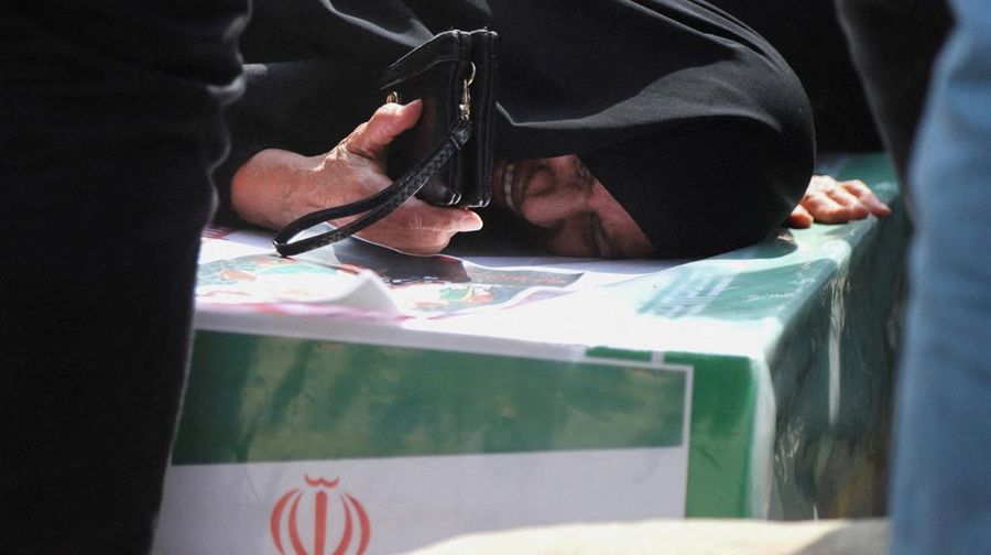 pemakaman para korban setelah serangan Israel terhadap sebuah sekolah, di tengah konflik AS-Israel dengan Iran, di Minab, Iran, 3 Maret 2026. Amirhossein Khorgooei/ISNA/WANA (West Asia News Agency) via REUTERS)