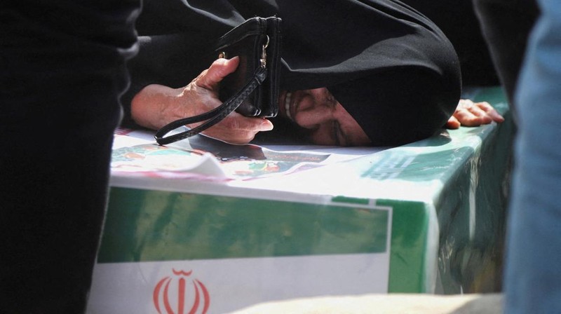 pemakaman para korban setelah serangan Israel terhadap sebuah sekolah, di tengah konflik AS-Israel dengan Iran, di Minab, Iran, 3 Maret 2026. Amirhossein Khorgooei/ISNA/WANA (West Asia News Agency) via REUTERS)