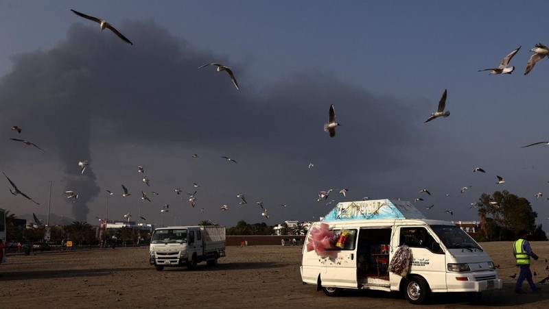 Smoke rises in the Fujairah oil industry zone following a fire caused by debris after interception of a drone by air defenses, according to the Fujairah media office, amid the U.S.-Israel conflict with Iran, in Fujairah, United Arab Emirates, March 3, 2026. REUTERS/Amr Alfiky