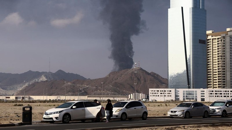 Smoke rises in the Fujairah oil industry zone following a fire caused by debris after interception of a drone by air defenses, according to the Fujairah media office, amid the U.S.-Israel conflict with Iran, in Fujairah, United Arab Emirates, March 3, 2026. REUTERS/Amr Alfiky