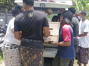 Isak Tangis Sambut Kedatangan Jenazah PMI Jembrana yang Meninggal di Rusia