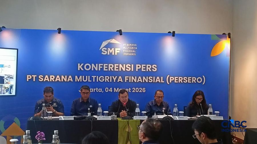 (kiri-kanan) Martin Daniel Siyaranamual - Chief Economist SMF
- ⁠Bonai Subiakto - Direktur Keuangan dan Manajemen Risiko SMF
- ⁠Ananta Wiyogo - Direktur Utama SMF
- ⁠Heliantopo - Direktur Bisnis SMF
- ⁠Primasari Setyaningrum - Corporate Secretary SMF dalam Konferensi Pers SMF di Artotel Senayan, Jakarta, Rabu (4/3/2026). (Ferry Sandi/ CNBC Indonesia)