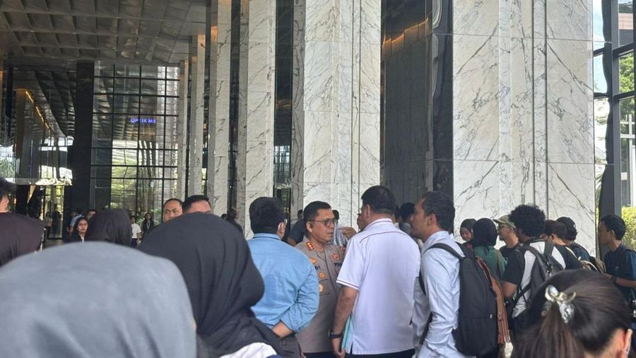 OJK dan Polri mendatangi Gedung Treasury Tower, Jakarta, Rabu (4/3/2026). (Dok. CNBC Indonesia/Mentari Puspadini)
