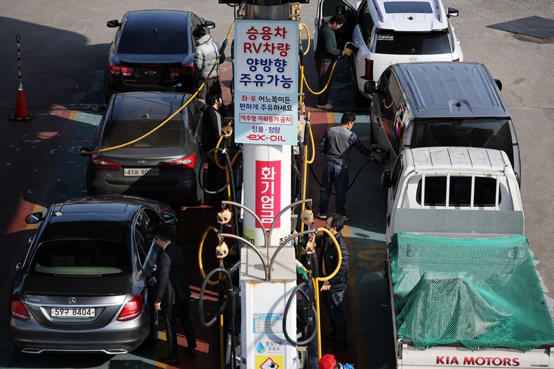 Orang-orang mengisi bahan bakar mobil mereka di sebuah SPBU di Seoul, Korea Selatan, 4 Maret 2026. (REUTERS/Kim Hong-Ji)