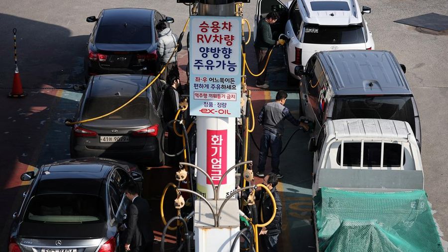 Orang-orang mengisi bahan bakar mobil mereka di sebuah SPBU di Seoul, Korea Selatan, 4 Maret 2026. (REUTERS/Kim Hong-Ji)