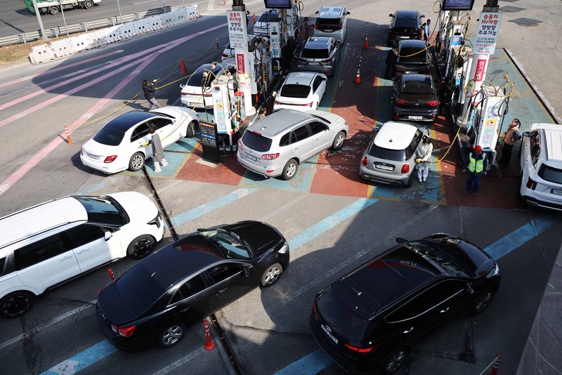 Orang-orang mengisi bahan bakar mobil mereka di sebuah SPBU di Seoul, Korea Selatan, 4 Maret 2026. (REUTERS/Kim Hong-Ji)