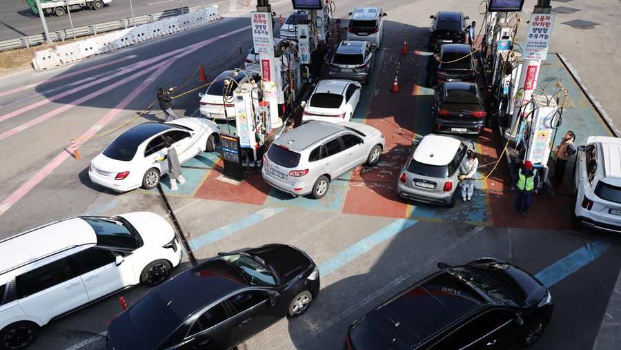 Orang-orang mengisi bahan bakar mobil mereka di sebuah SPBU di Seoul, Korea Selatan, 4 Maret 2026. (REUTERS/Kim Hong-Ji)