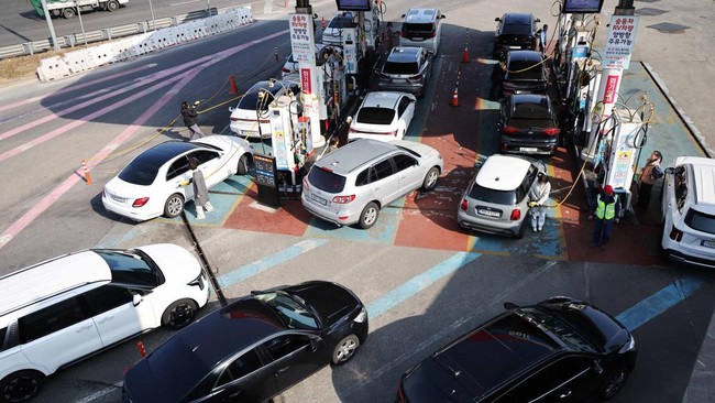 Panic Buying BBM Merebak, Antrean SPBU Mengular Panjang