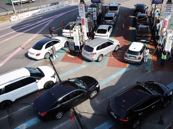 Panic Buying BBM Merebak, Antrean SPBU Mengular Panjang