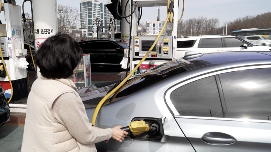 Orang-orang mengisi bahan bakar mobil mereka di sebuah SPBU di Seoul, Korea Selatan, 4 Maret 2026. (REUTERS/Kim Hong-Ji)