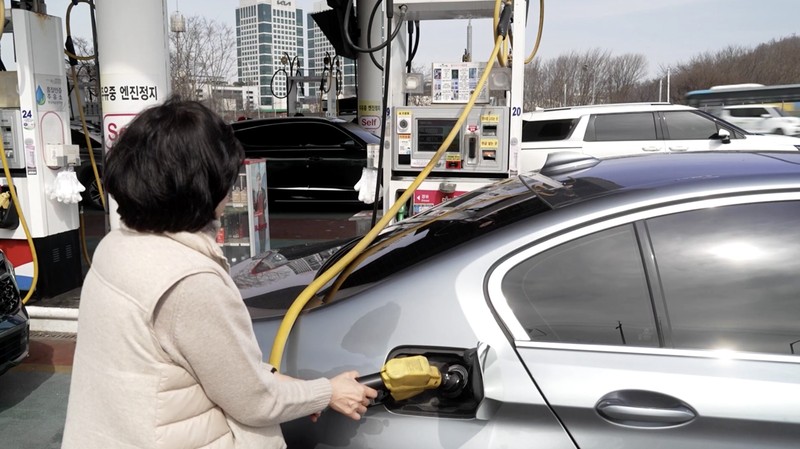 Orang-orang mengisi bahan bakar mobil mereka di sebuah SPBU di Seoul, Korea Selatan, 4 Maret 2026. (REUTERS/Kim Hong-Ji)