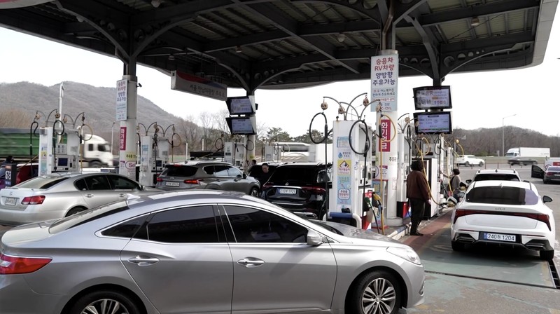 Orang-orang mengisi bahan bakar mobil mereka di sebuah SPBU di Seoul, Korea Selatan, 4 Maret 2026. (REUTERS/Kim Hong-Ji)