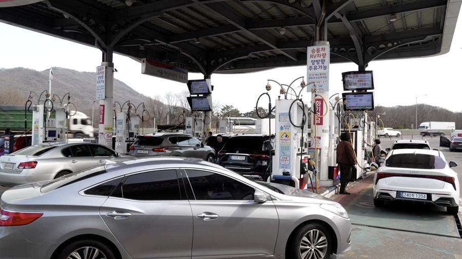 Orang-orang mengisi bahan bakar mobil mereka di sebuah SPBU di Seoul, Korea Selatan, 4 Maret 2026. (REUTERS/Kim Hong-Ji)