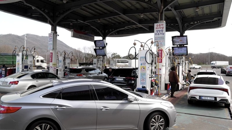 Orang-orang mengisi bahan bakar mobil mereka di sebuah SPBU di Seoul, Korea Selatan, 4 Maret 2026. (REUTERS/Kim Hong-Ji)