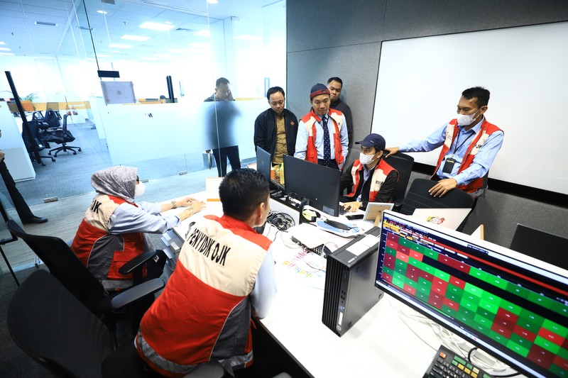 Otoritas Otoritas Jasa Keuangan (OJK) melakukan penggeledahan di kantor sekuritas berinisial PT MASI yang berlokasi di Treasury Tower, kawasan Sudirman Central Business District (SCBD), Jakarta, Rabu (4/3/2026). (CNBC Indonesia/Mentari Puspadini)
