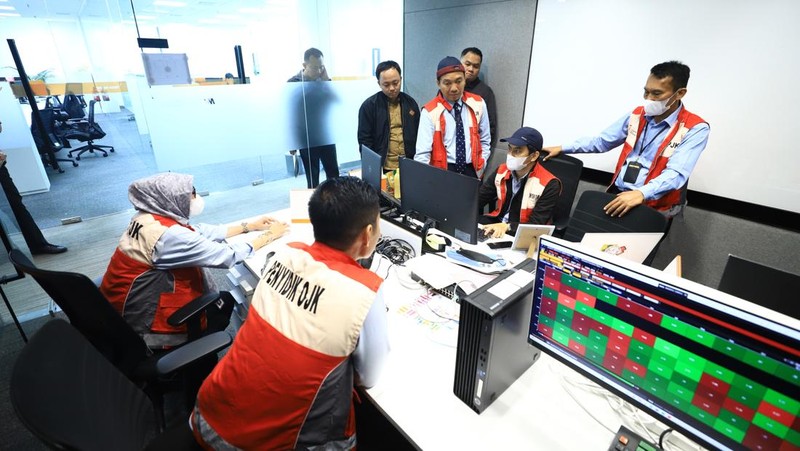 Otoritas Otoritas Jasa Keuangan (OJK) melakukan penggeledahan di kantor sekuritas berinisial PT MASI yang berlokasi di Treasury Tower, kawasan Sudirman Central Business District (SCBD), Jakarta, Rabu (4/3/2026). (CNBC Indonesia/Mentari Puspadini)