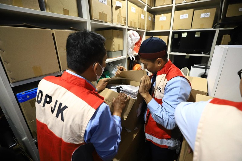 Otoritas Otoritas Jasa Keuangan (OJK) melakukan penggeledahan di kantor sekuritas berinisial PT MASI yang berlokasi di Treasury Tower, kawasan Sudirman Central Business District (SCBD), Jakarta, Rabu (4/3/2026). (CNBC Indonesia/Mentari Puspadini)